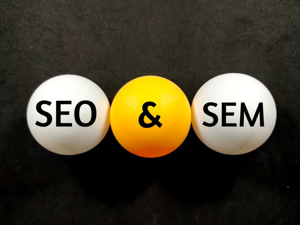 Bolas con las palabras SEO y SEM destacando las diferencias entre ambas estrategias de marketing digital.