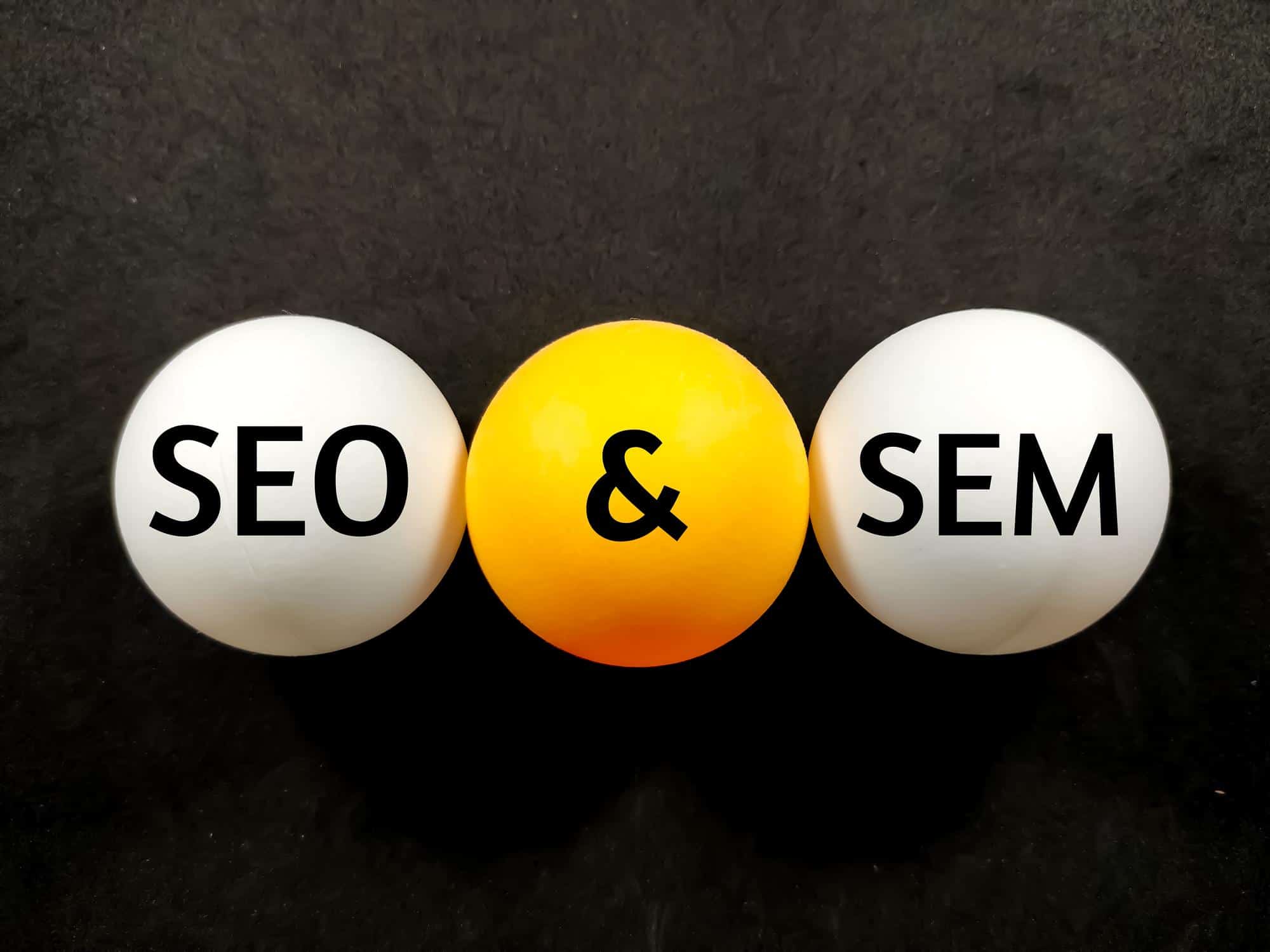 Bolas con las palabras SEO y SEM destacando las diferencias entre ambas estrategias de marketing digital.