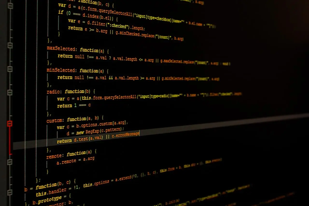 Captura de pantalla con código de programación resaltado, representando el desarrollo de aplicaciones personalizadas y software a medida.